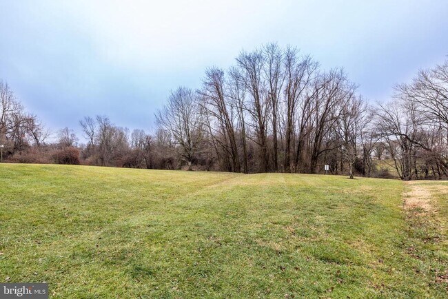 Building Photo - 1717 Landmark Dr