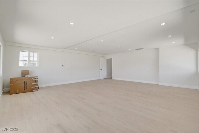 Building Photo - 3962 Euclid St