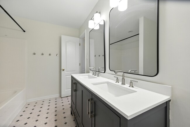 Building Photo - 3018 Silver Charm Cir