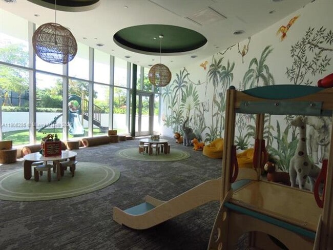 Building Photo - 700 NE 24th St