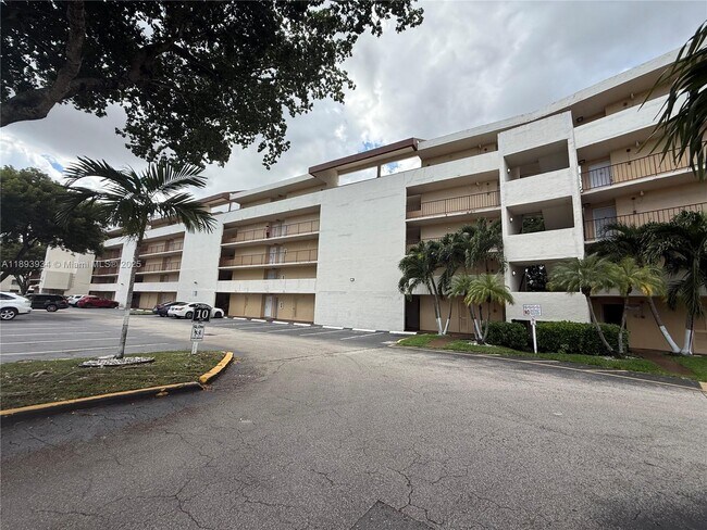 Building Photo - 8860 Fontainebleau Blvd