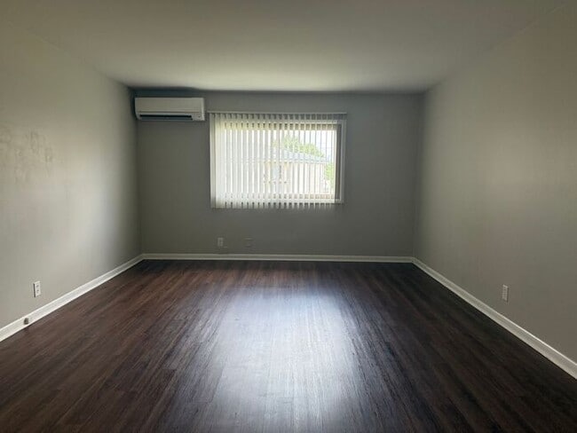 Building Photo - Remodeled 1 Bedroom Apartment!!! Walk to t...