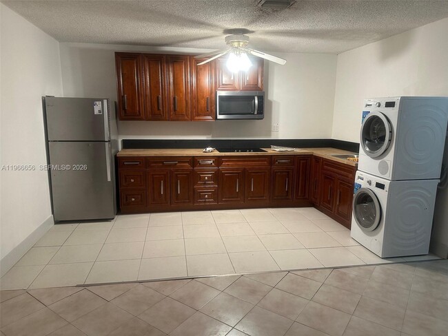 Building Photo - 1275 W 31st St