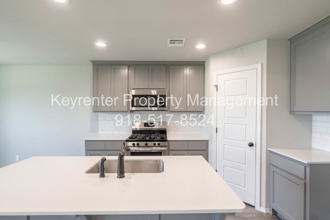Building Photo - 3 Bed | 2 Bath in Broken Arrow!