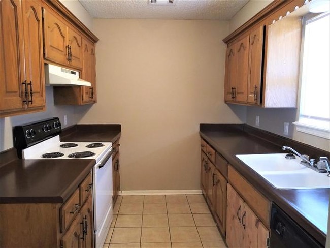 Building Photo - Lovely Duplex in Moore, OK