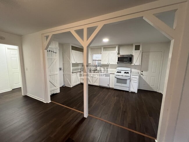 Building Photo - Renovated 2 Bed 1 Bath house for rent in Trinidad!