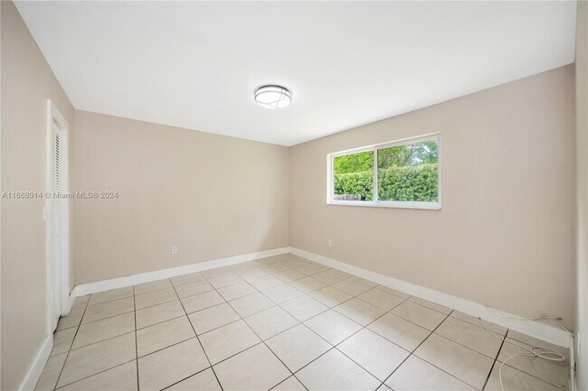 Building Photo - 592 NE 150th St