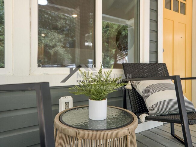 Building Photo - 1010 Cole St