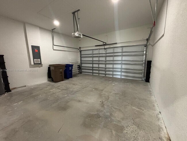 Building Photo - 1018 Maddock St E