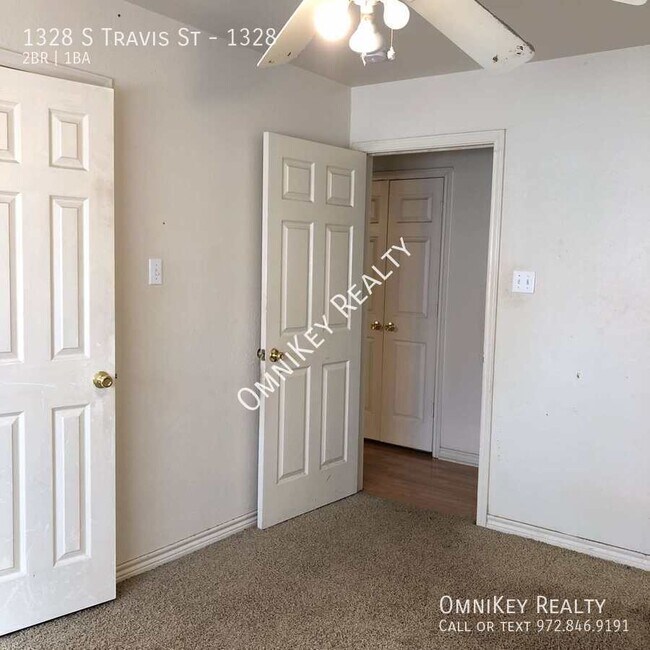 Building Photo - 1328 S Travis St