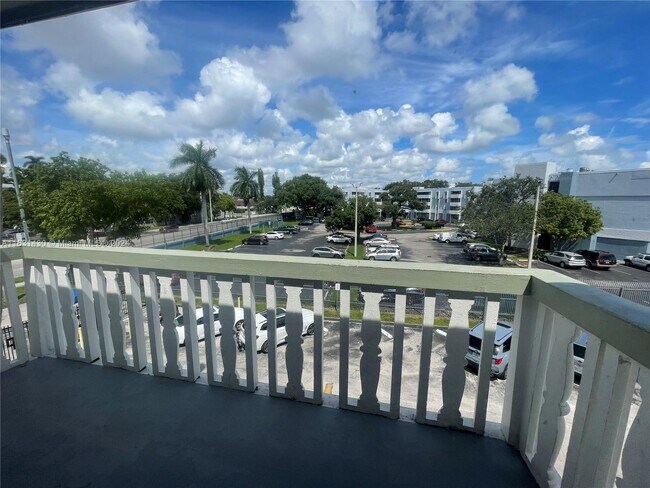 Building Photo - 15221 NE 6th Ave