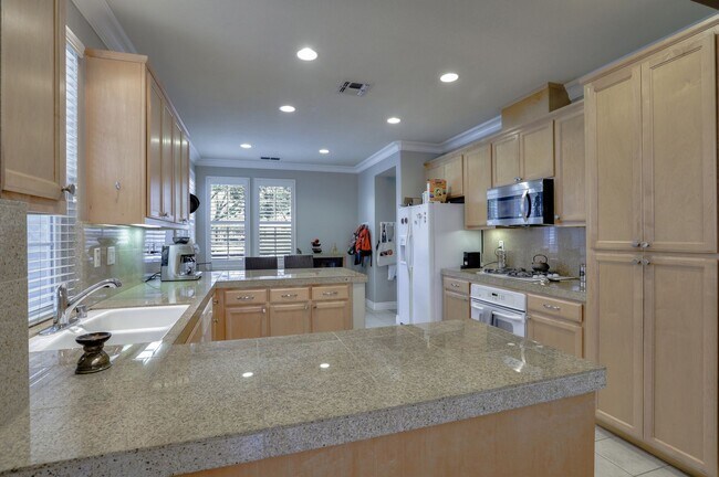 Building Photo - UPGRADED HOME WITH POPULAR FLOOR PLAN ELEG...