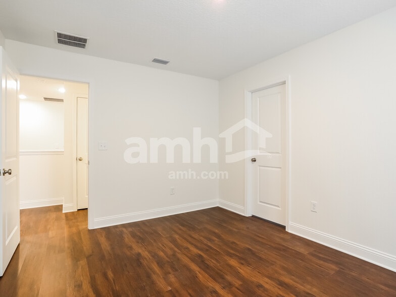 Building Photo - 301 Banyan Frst Dr