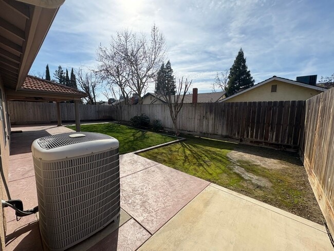 Building Photo - NW Visalia Home coming soon!