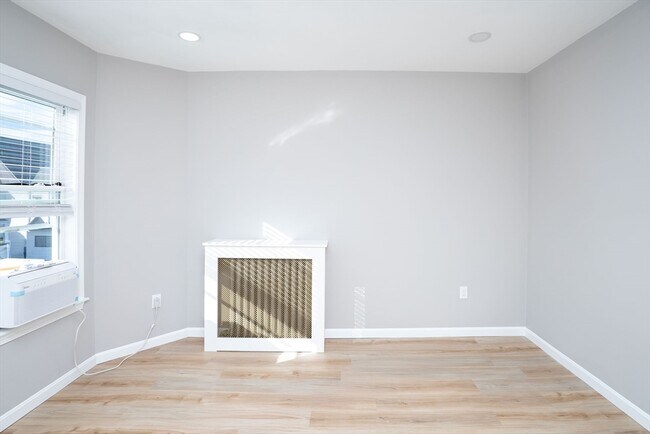 Building Photo - 15-17 Saunders St