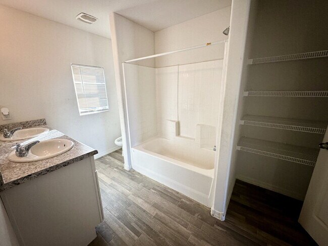 Building Photo - 226 W Watson Ct