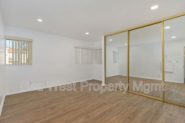 Building Photo - 2517 Navarra Dr