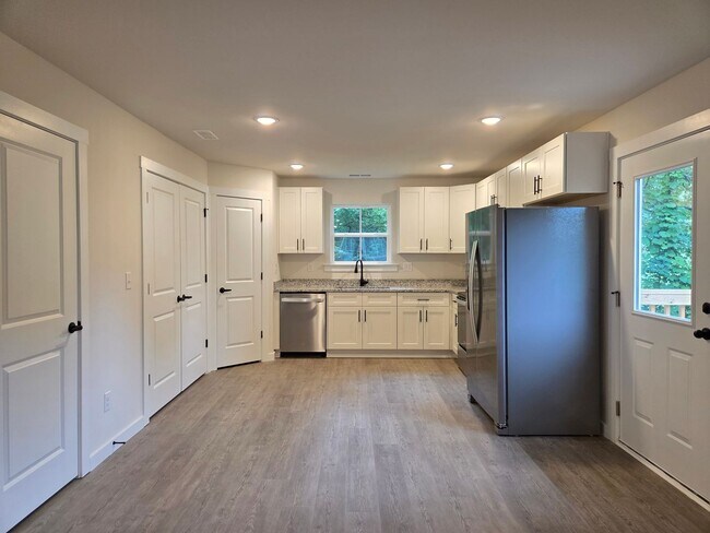 Building Photo - 3 bedroom townhouse in Hickory