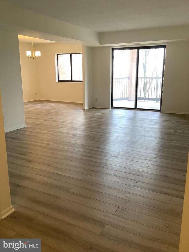 Building Photo - 5901 Mt Eagle Dr