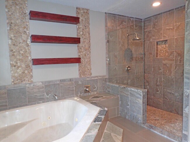 Building Photo - 525 Hidden Creek Dr