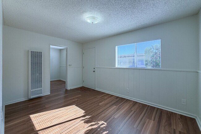 Building Photo - 424 Ponoma St