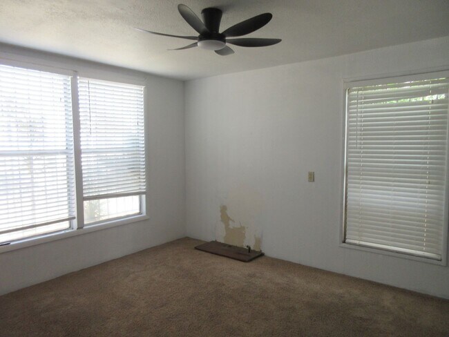 Building Photo - Adorable San Fernando home on O'Melveny