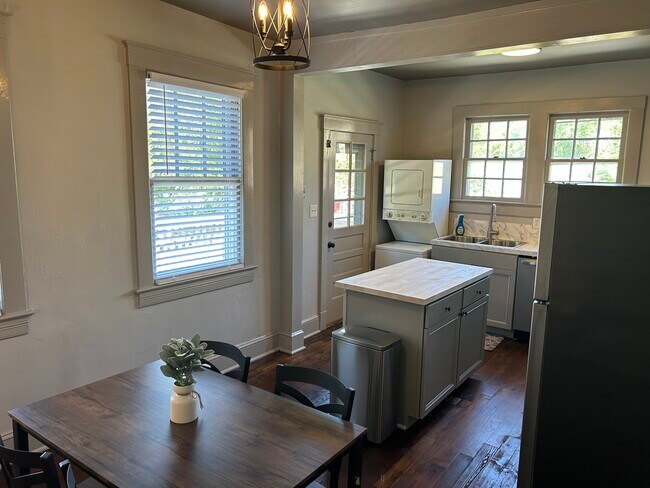 Building Photo - 812 Pollock St