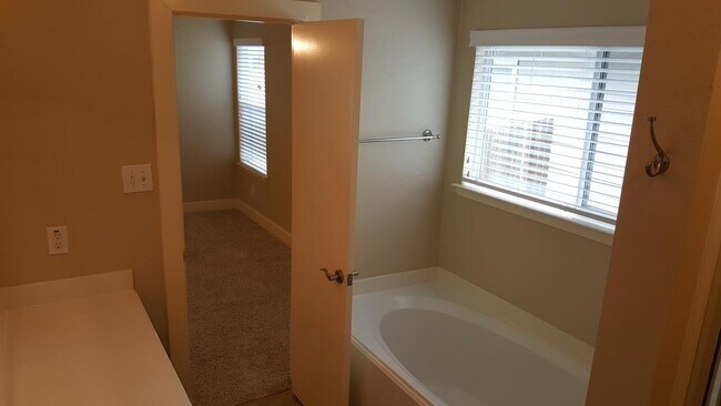 Building Photo - Hailey's Manor