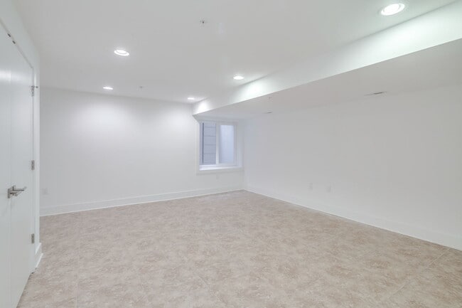 Building Photo - Northern Liberties Townhome with Parking