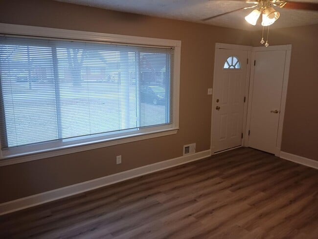 Building Photo - One Bedroom, one bath, brick home!