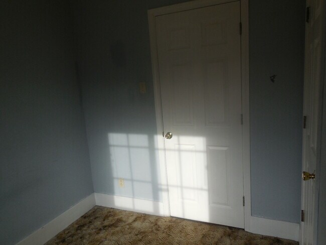 Building Photo - 3 Bedroom / 1 Bath House