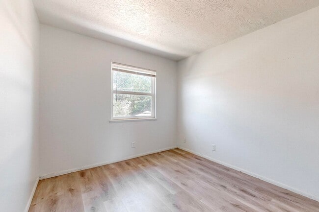 Building Photo - Cozy 3 Bedroom 1.5 Bathroom In NW Albuquer...