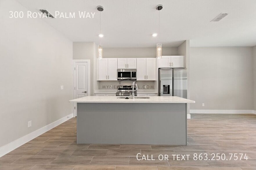 Building Photo - 300 Royal Palm Wy