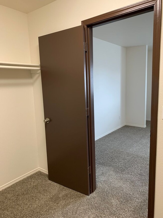 Building Photo - 3 Bdrm, 1 & 1/2 Ba | Muldoon & Tudor area | AVAILABLE NOW!!