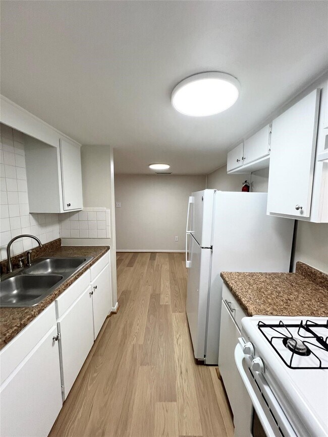 Building Photo - 2400 5th St