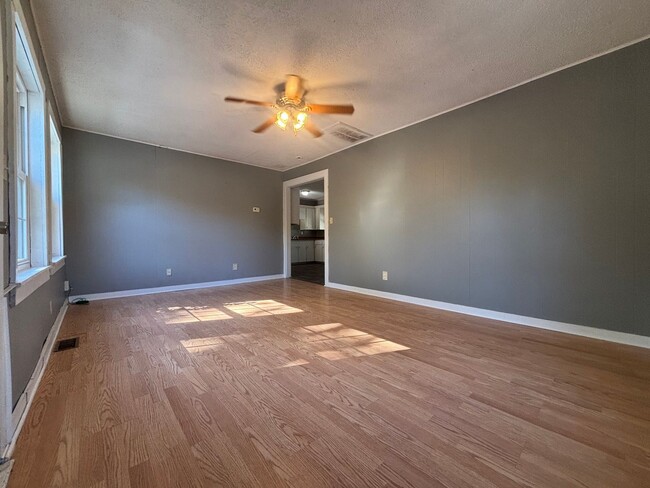 Building Photo - Cute 2 bedroom 1 bath Available Now!