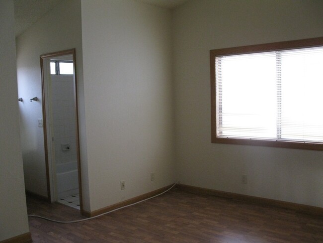 Building Photo - Beautiful  3 bedroom,2 bath,2 car garage h...