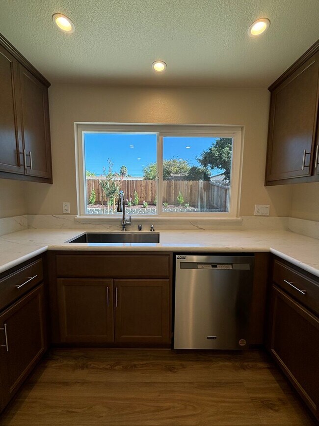 Building Photo - 3 Bedroom, 2 Bathroom Family Home