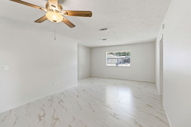 Building Photo - PENDING APPLICATION-Newly Renovated 3-Bedroom Home in Emerald Lake Colony – Move-In Special!