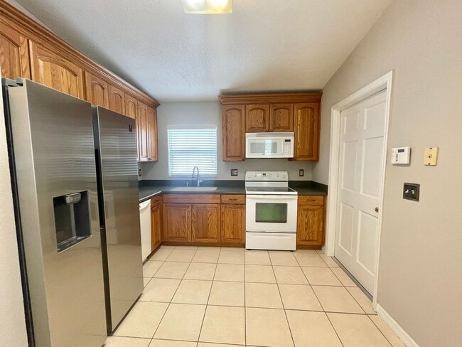 Building Photo - 3/2 ALAFAYA WOODS ADORABLE HOME in OVIEDO!