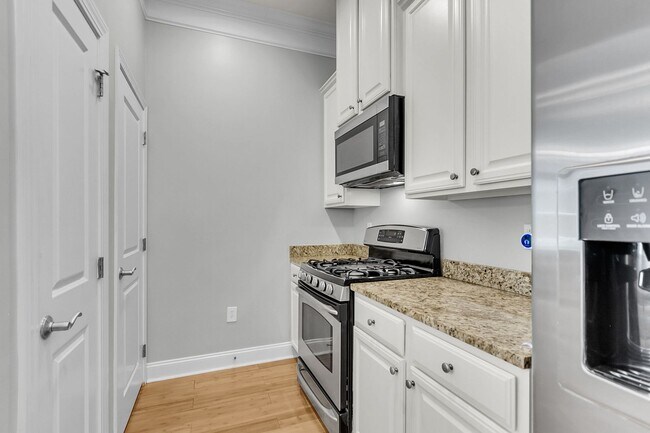 Building Photo - 200 River Landing Dr