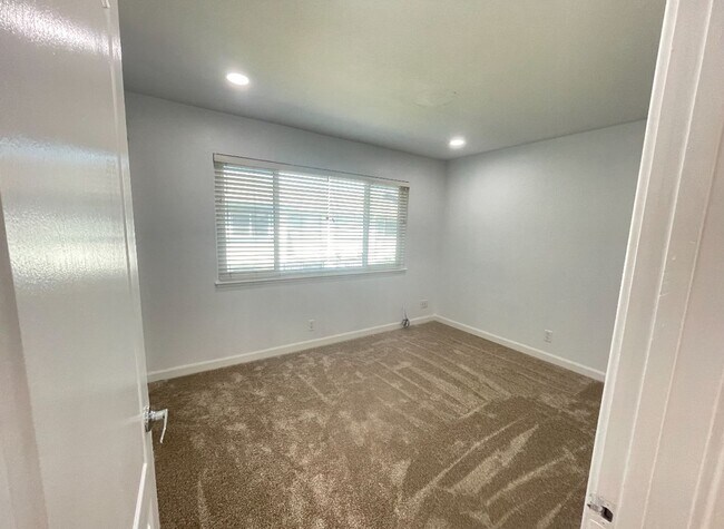 Building Photo - 2 Bedroom/1.5 Bathroom Townhouse Available in Union City!!