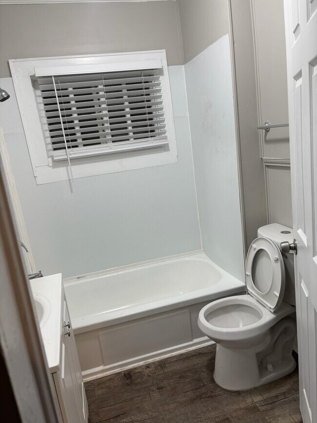 Building Photo - 554 Lynmore Ave