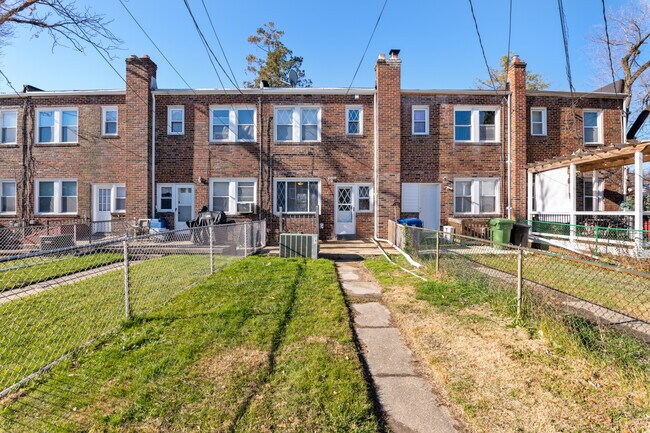Building Photo - 4813 Midwood Ave