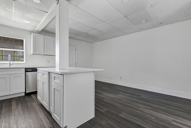 Building Photo - 2027 30th Ave N