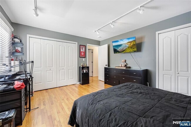 Building Photo - 260 Garibaldi Ave