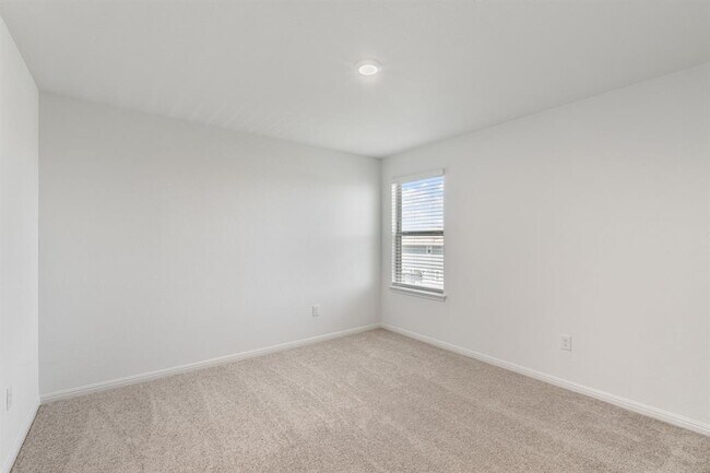 Building Photo - 615 Backstays Lp