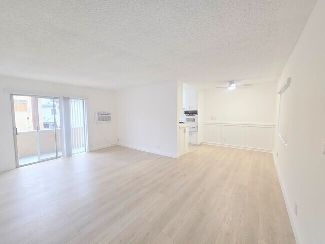 Building Photo - Welcome home! 2bd/2ba unit with parking. Master bedroom with en-suite bathroom!