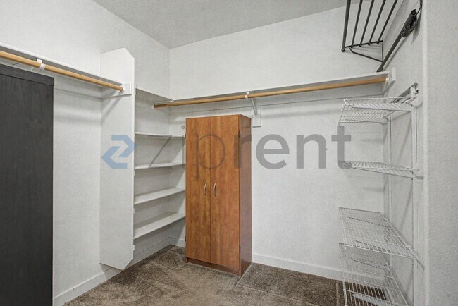 Building Photo - 132 NE 63rd Ave
