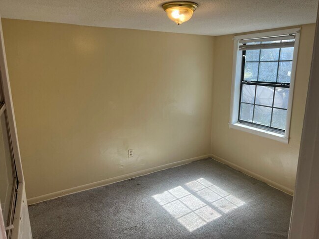 Building Photo - 1801 Goodyear Ave